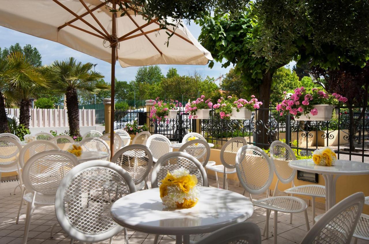 Hotel Caravel B&B Misano Adriatico Exterior foto