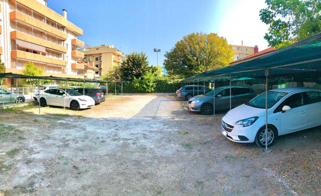 Hotel Caravel B&B Misano Adriatico Exterior foto