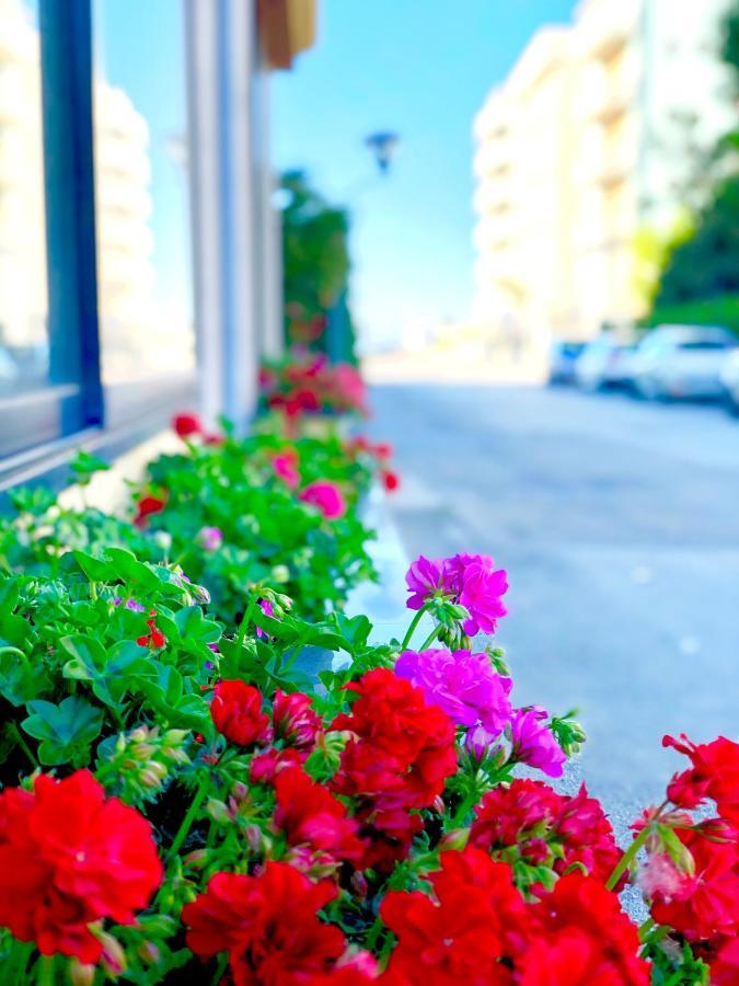 Hotel Caravel B&B Misano Adriatico Exterior foto