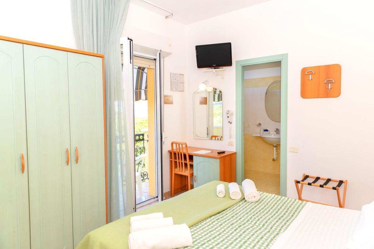 Hotel Caravel B&B Misano Adriatico Exterior foto