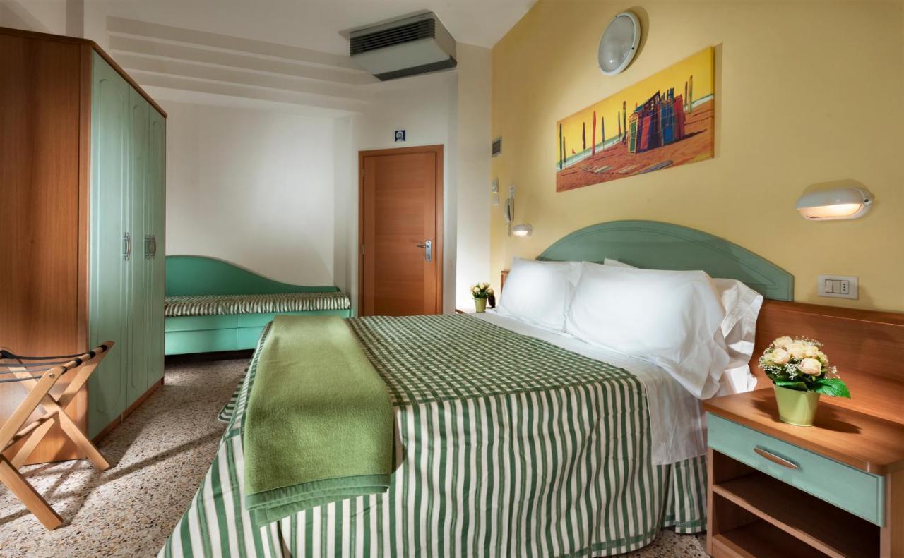 Hotel Caravel B&B Misano Adriatico Exterior foto